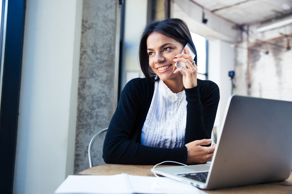 une apprenti dans le bureau à domicile